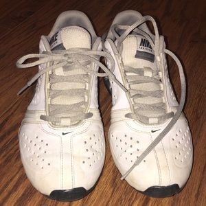 Women’s tennis shoes